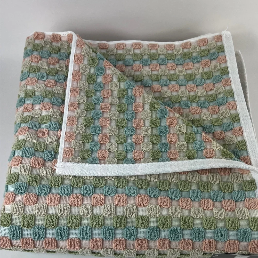 Soho Living Bath Towel Set Geometric Dots Pastel Green Blue Peach Set of 2 NEW
